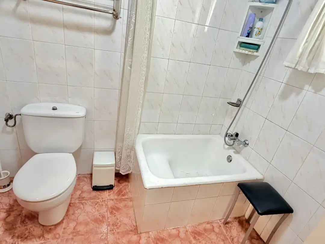 Bany de Casa o xalet en venda en Benamocarra amb Jardí privat i Moblat