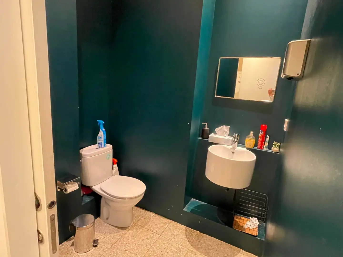 Baño de Local en traspaso en Barcelona con Aire acondicionado y Amueblado