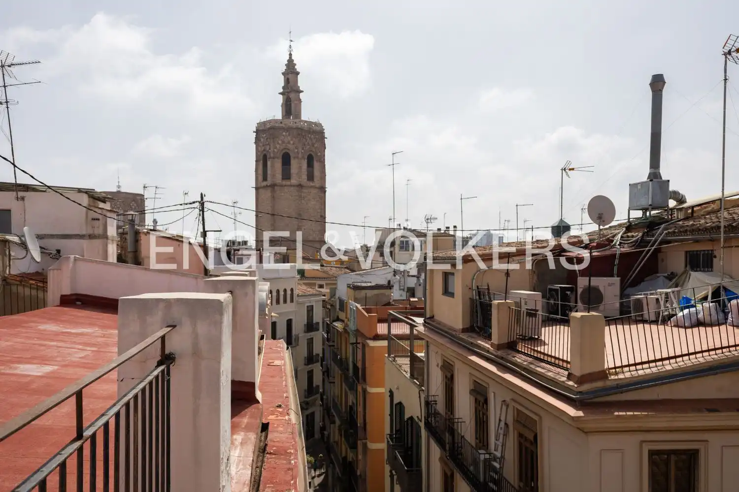 Vista exterior de Pis en venda en Valencia amb Calefacció, Parquet i Balcó