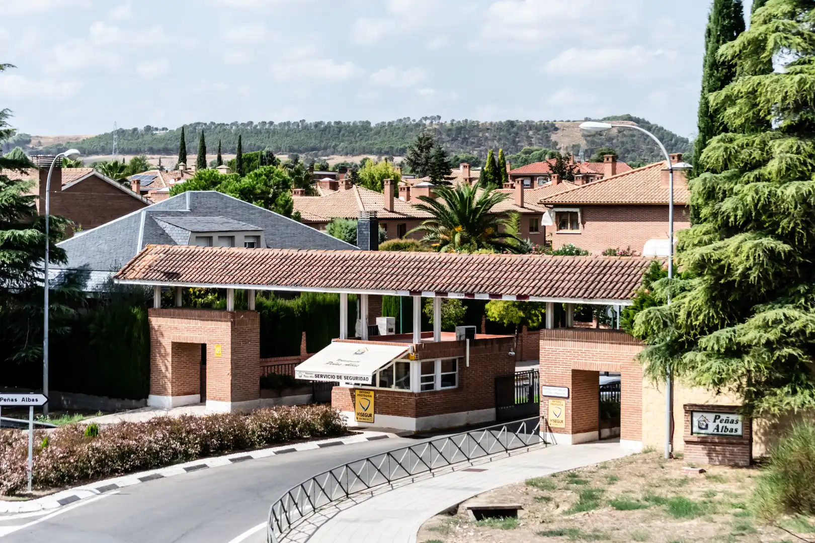 Außenansicht von Geschaftsraum zur Miete in Villalbilla mit Klimaanlage, Internet und Alarm