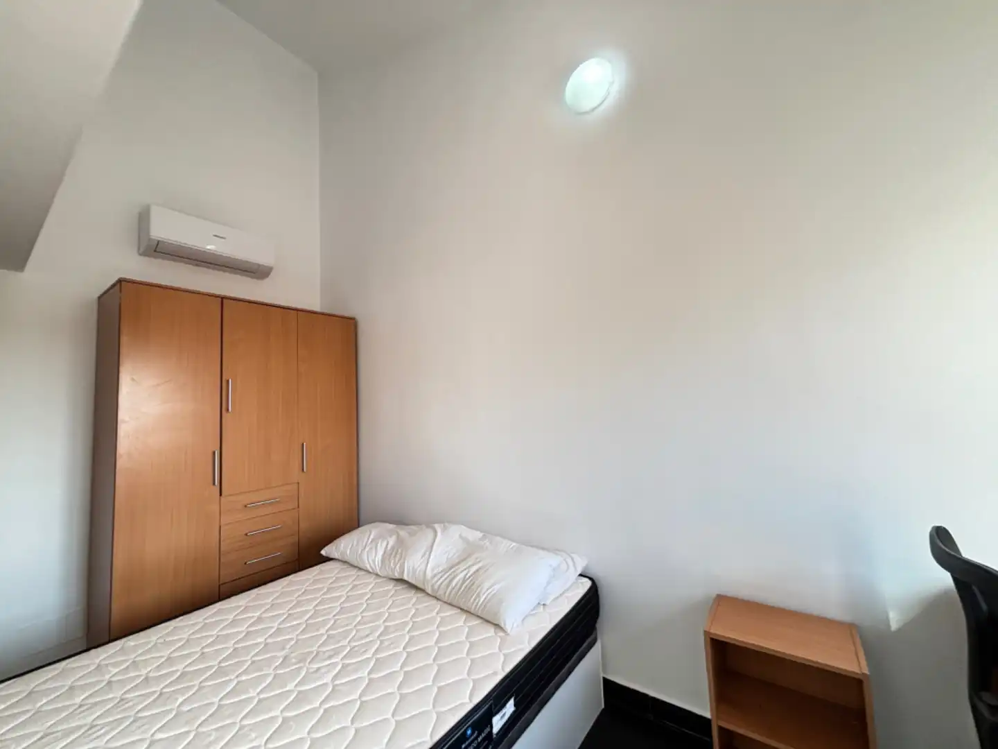 Dormitori de Pis de lloguer en Madrid amb Calefacció, Terrassa i Moblat
