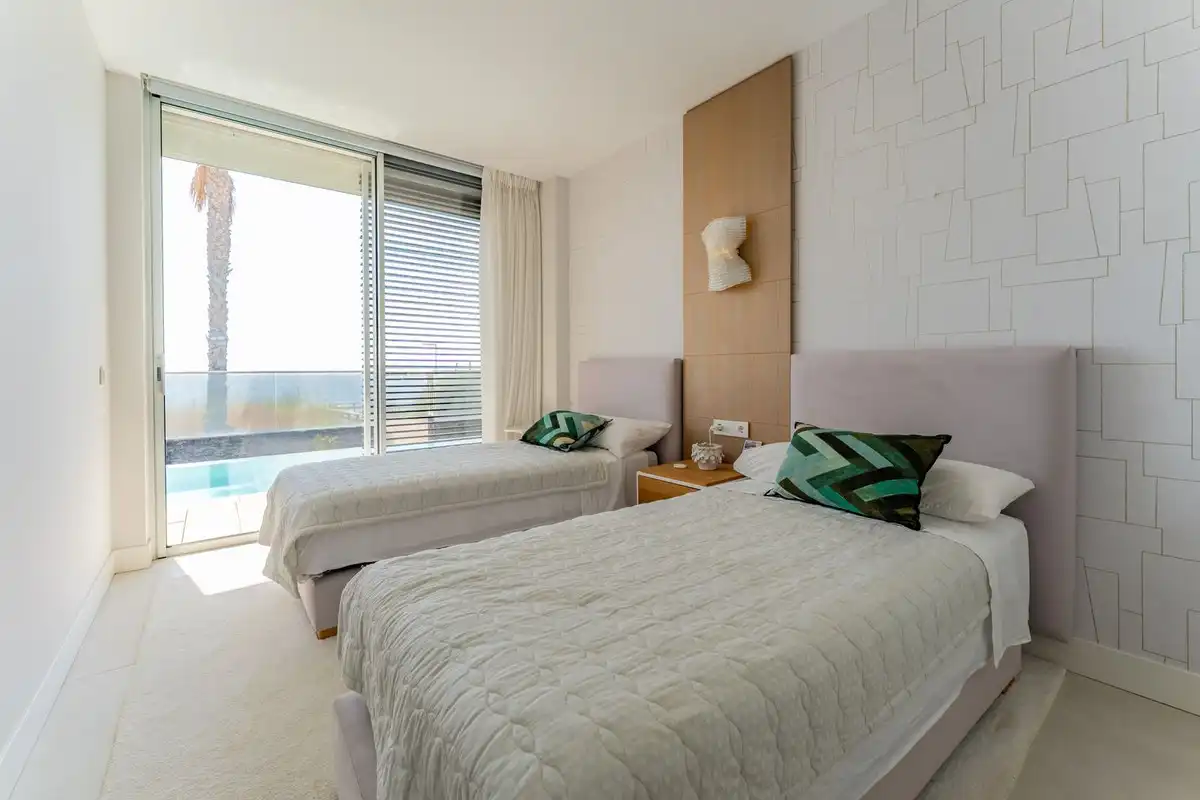 Dormitori de Casa adosada de lloguer en Estepona amb Aire condicionat, Traster i Piscina