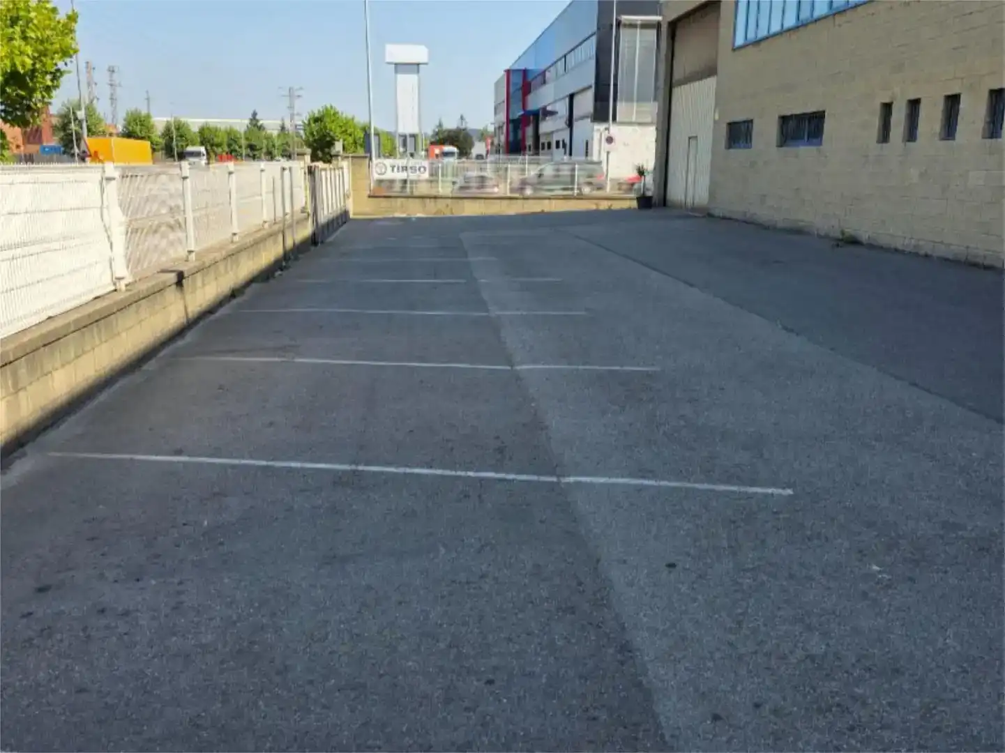 Parkplatz von Fabrikhallen zur Miete in Llanera