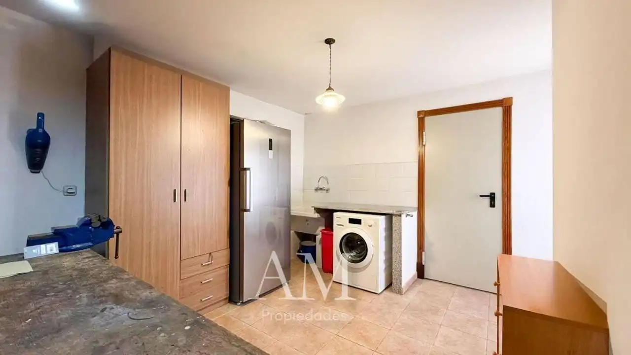 Cuina de Casa o xalet en venda en Vigo  amb Calefacció, Jardí privat i Terrassa