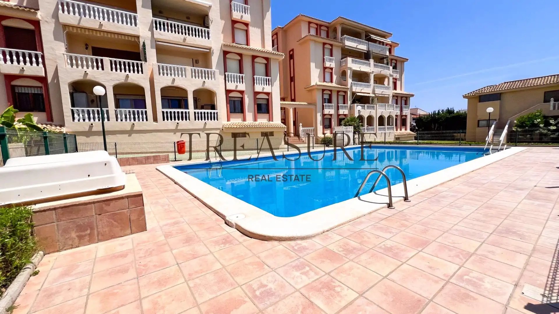 Außenansicht von Einfamilien-Reihenhaus zum Verkauf in Cartagena mit Privatgarten, Terrasse und Abstellraum