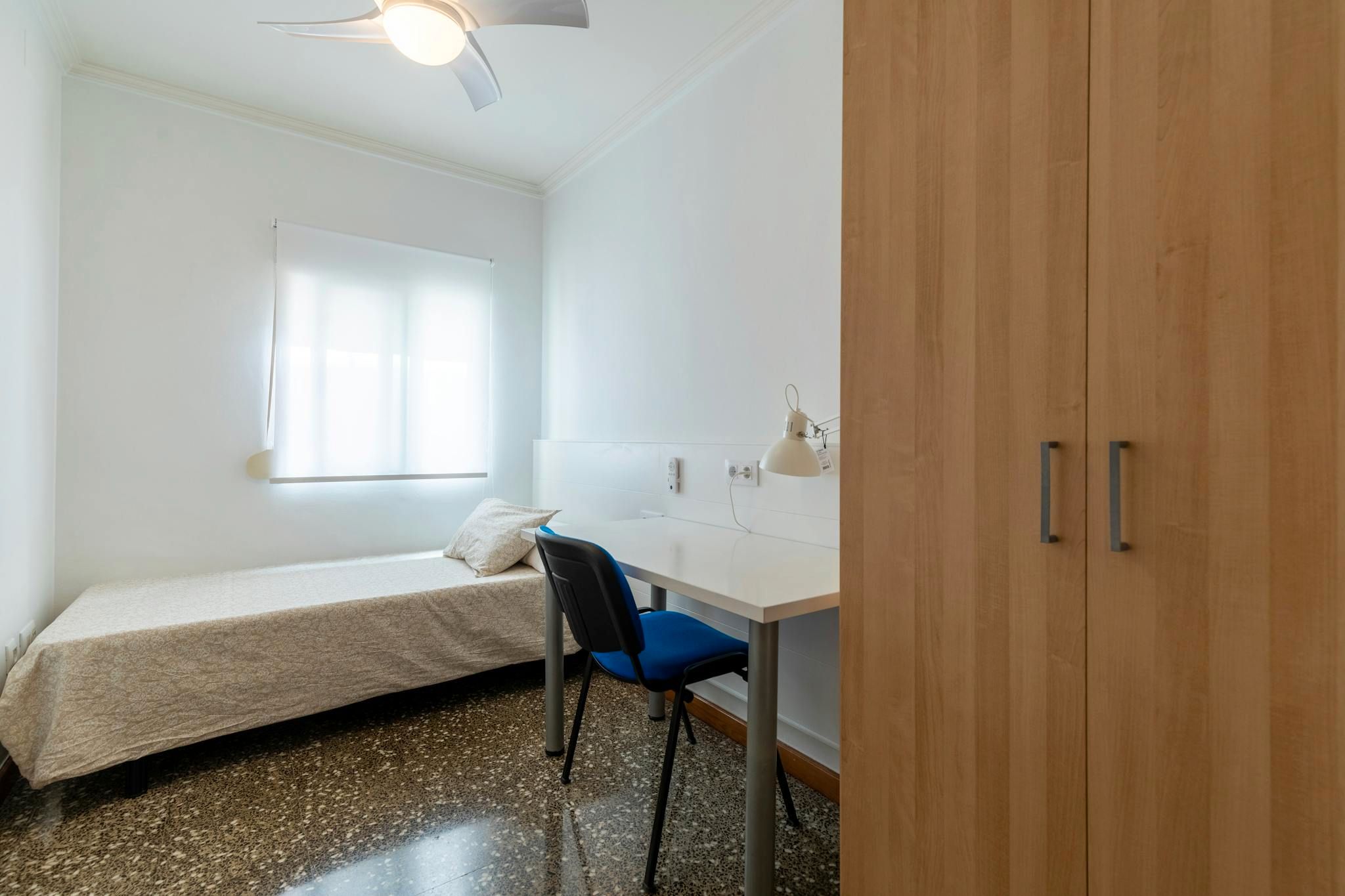 Bedroom of Flat to share in  Valencia Capital  with Washing machine