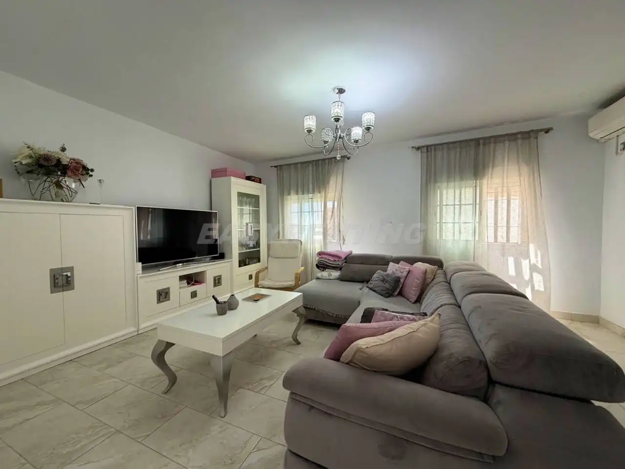 Sala d'estar de Casa o xalet en venda en La Línea de la Concepción amb Aire condicionat, Terrassa i Moblat