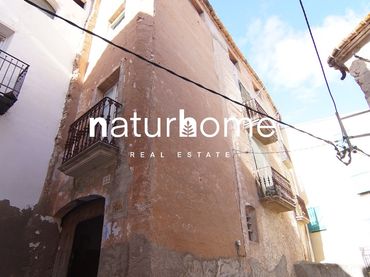 Casa aparellada amb balcó en venda a Calle Mayor 37