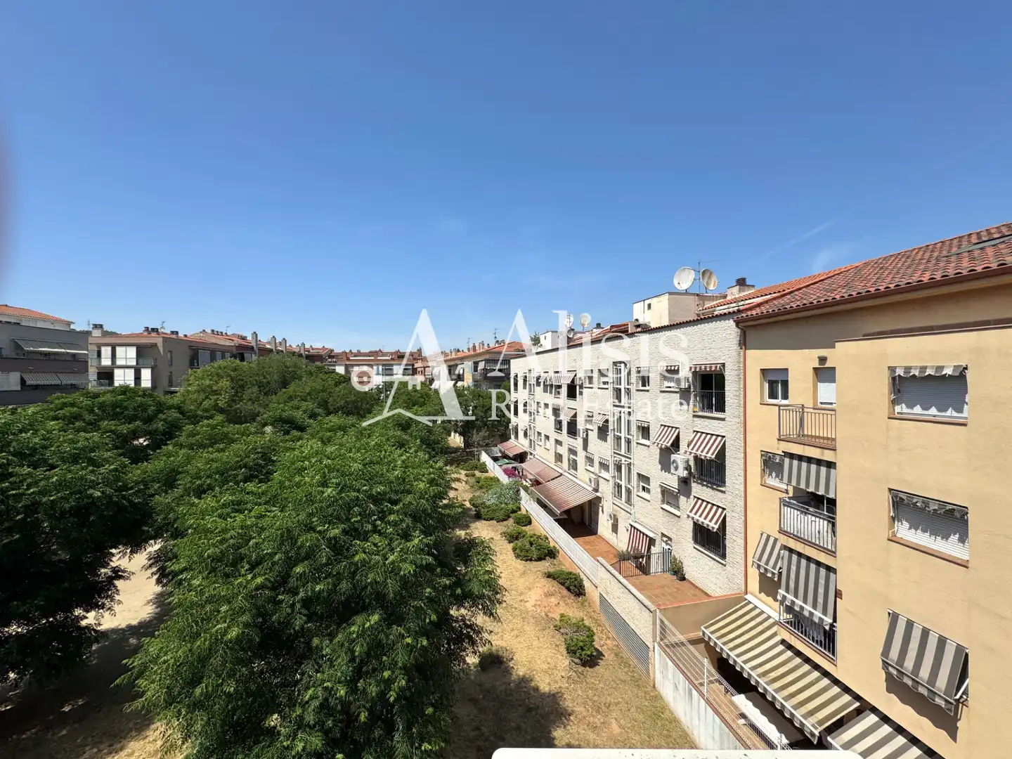 Außenansicht von Einfamilien-Reihenhaus zum Verkauf in Pallejà mit Klimaanlage, Heizung und Terrasse