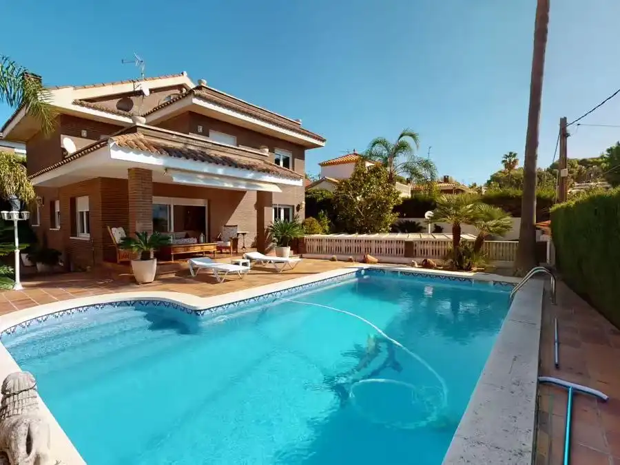 Detached house with pool to rent in Carrer de Viladomat 21