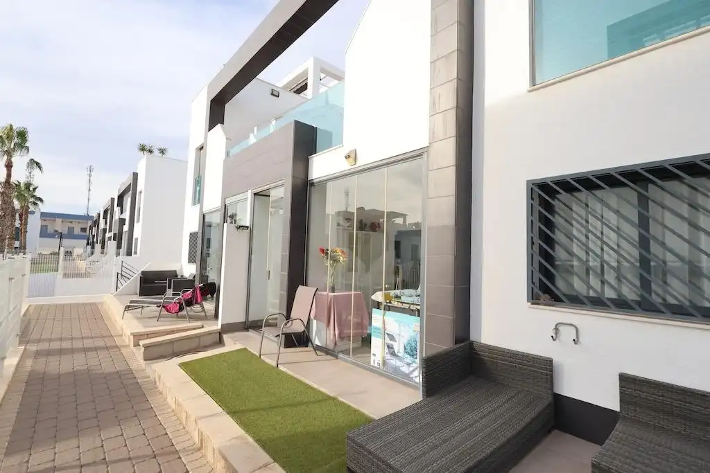 Vista exterior de Casa o chalet en venta en Orihuela con Aire acondicionado, Terraza y Amueblado