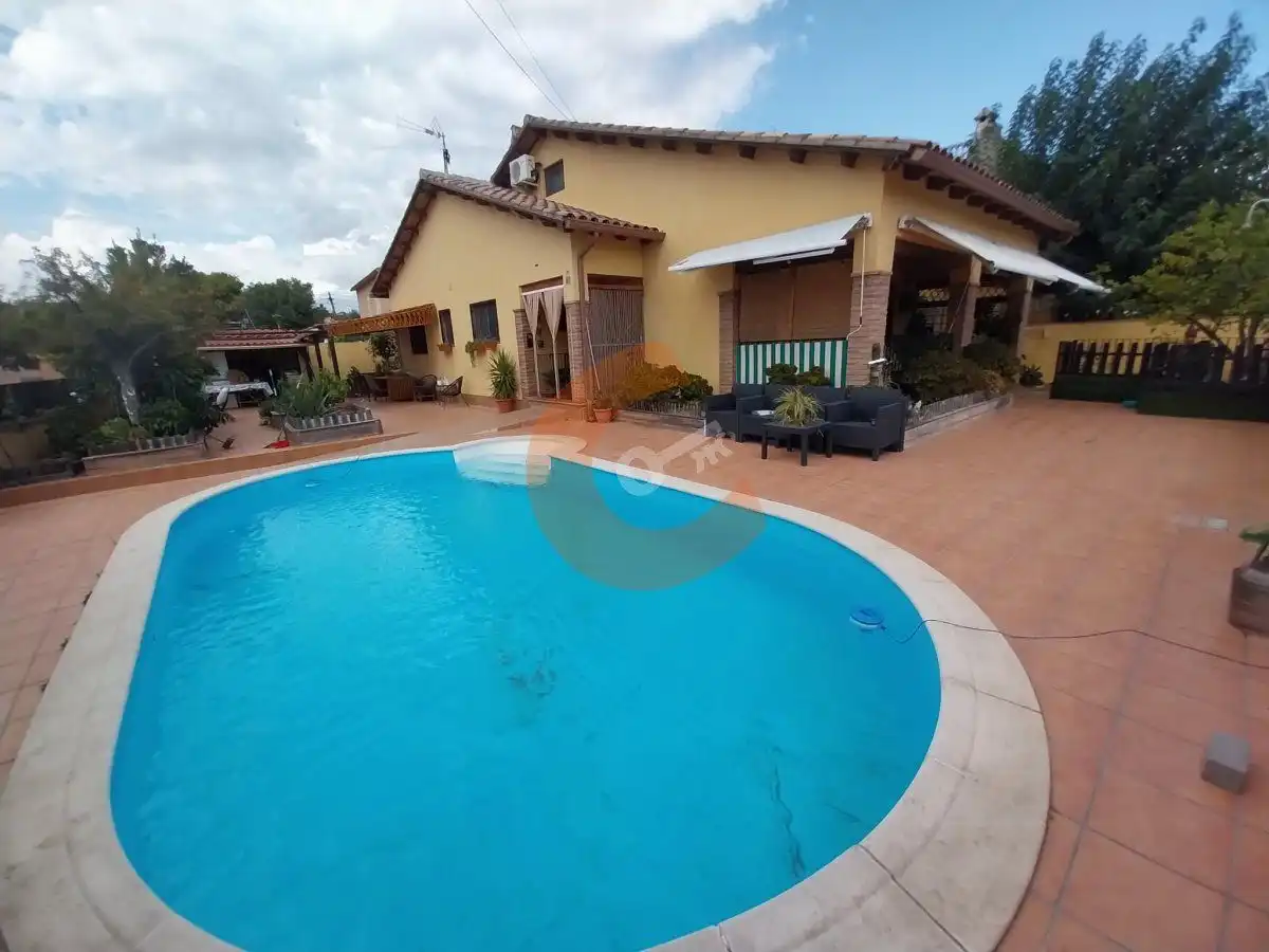 Casa con piscina en venta en Rafael Escofet