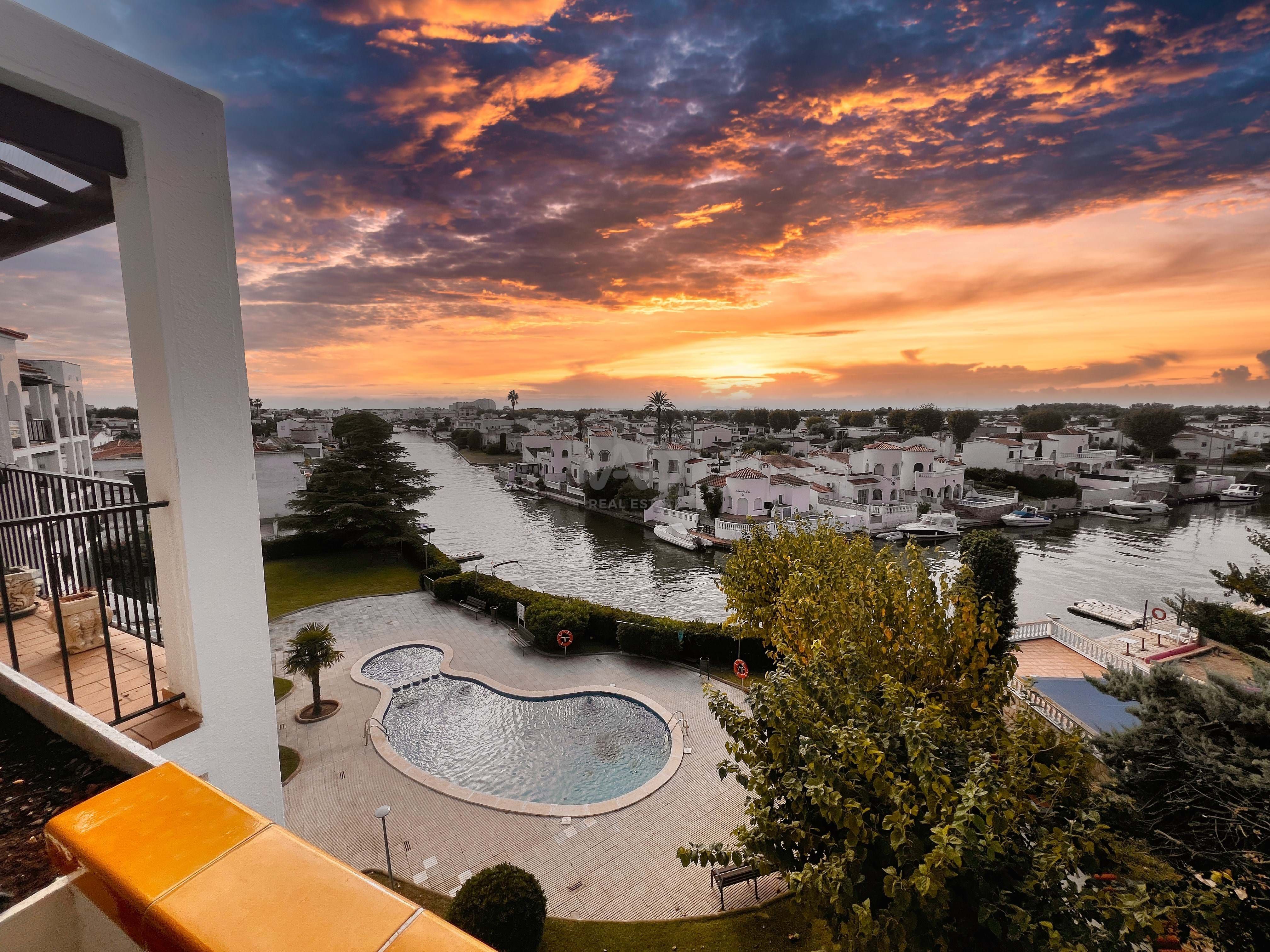 Vista exterior de Àtic en venda en Empuriabrava amb Calefacció i Terrassa