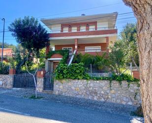 Vista exterior de Casa o xalet en venda en Cunit amb Calefacció, Jardí privat i Terrassa