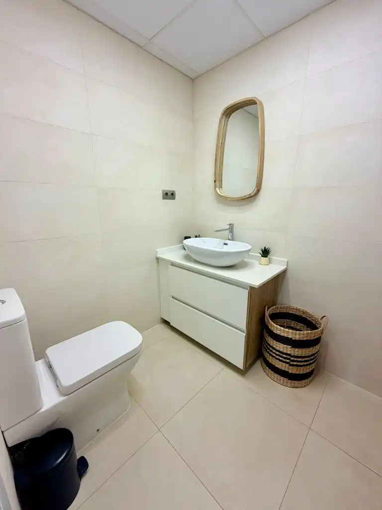 Badezimmer von Wohnung zur Miete in La Alcaidesa mit Klimaanlage, Heizung und Privatgarten