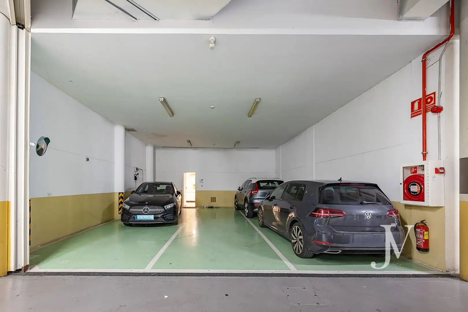 Parkplatz von Einfamilien-Reihenhaus zum Verkauf in Pozuelo de Alarcón mit Klimaanlage, Heizung und Privatgarten