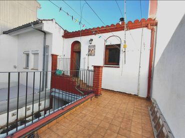 Adossat amb balcó en venda a Calle CALDES
