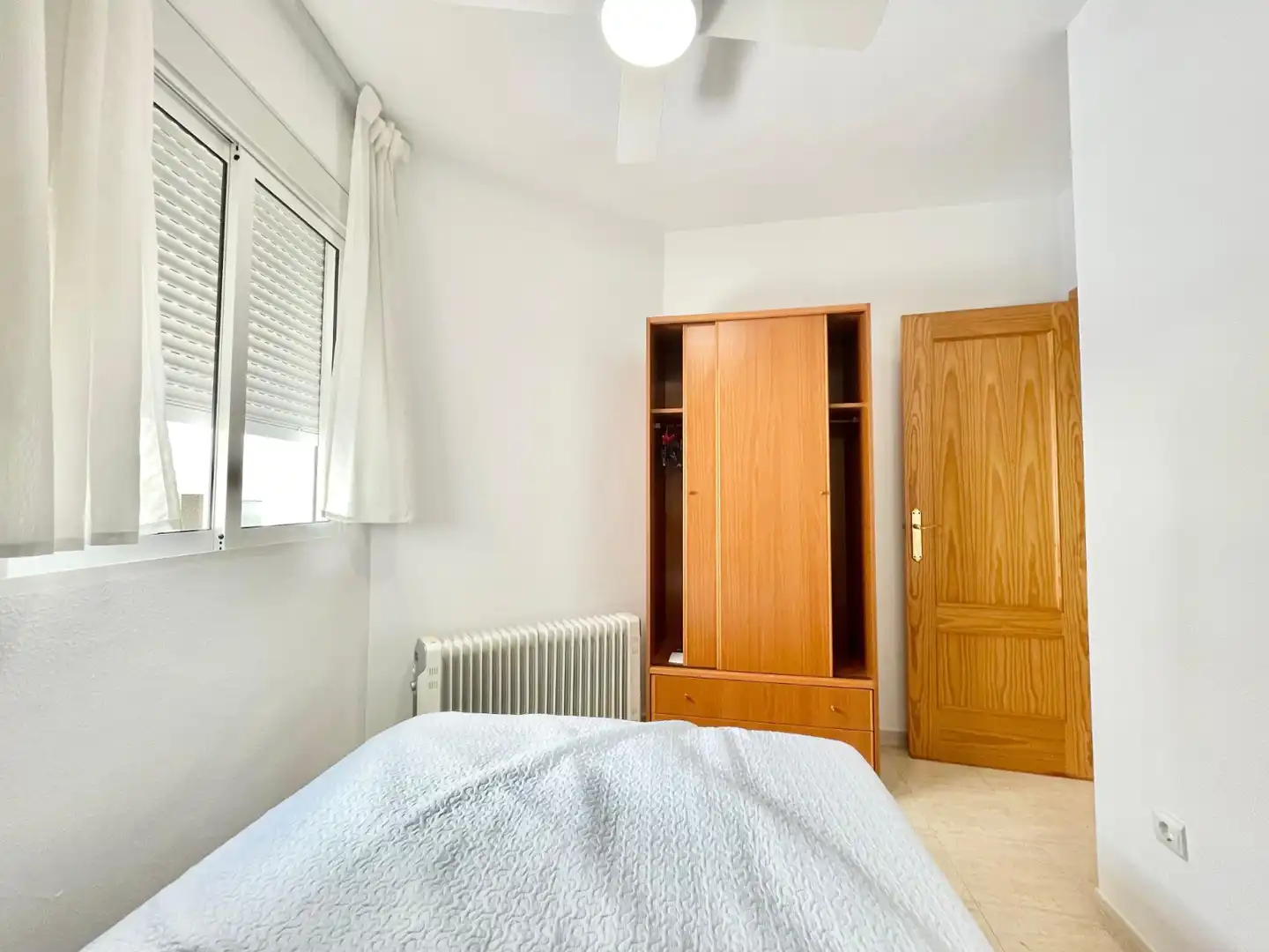 Dormitori de Apartament de lloguer en Torrevieja amb Calefacció, Terrassa i Piscina
