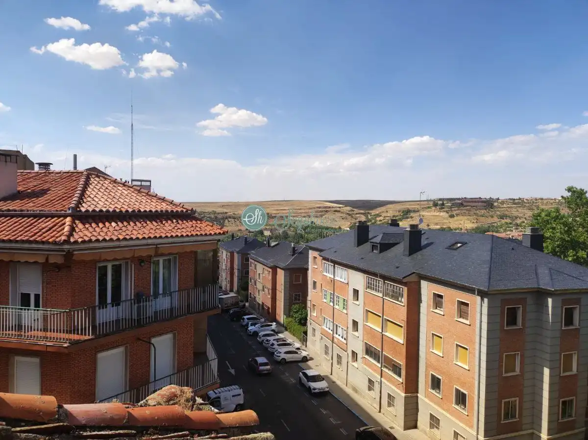 Vista exterior de Ático en venta en Segovia con Calefacción, Parquet y Amueblado
