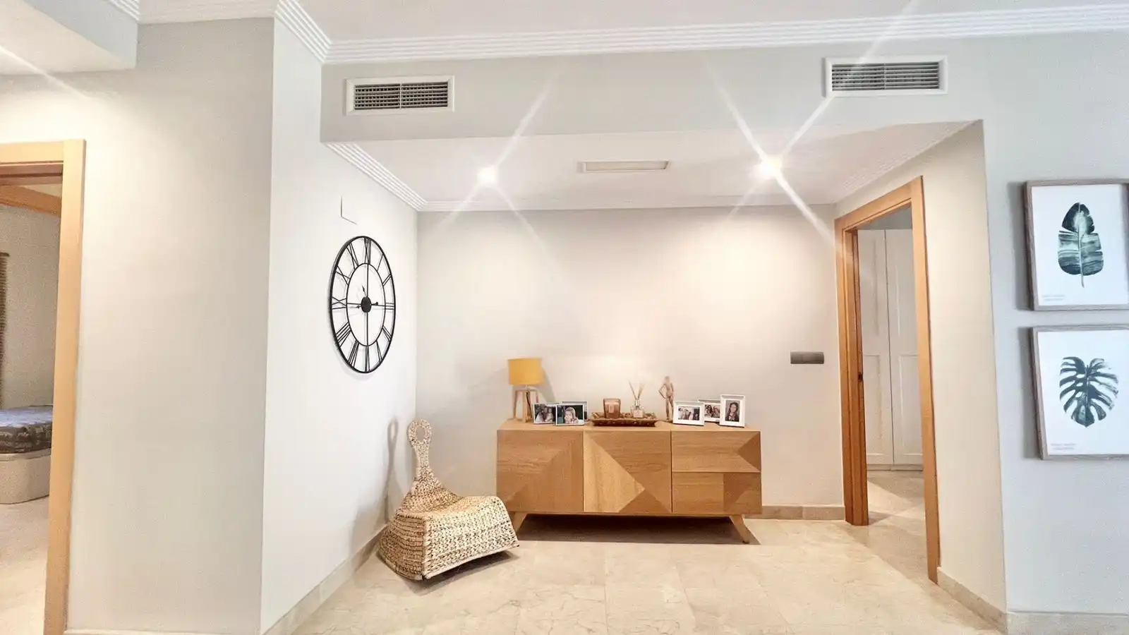 Sala d'estar de Apartament en venda en Estepona amb Moblat i Piscina comunitària