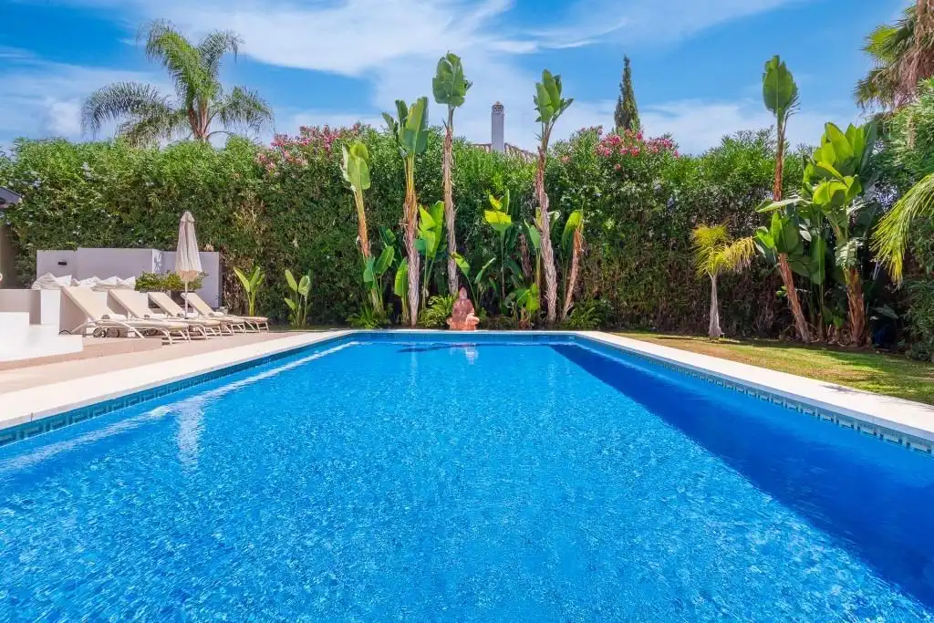 Piscina de Casa o xalet en venda en Marbella amb Aire condicionat, Calefacció i Jardí privat