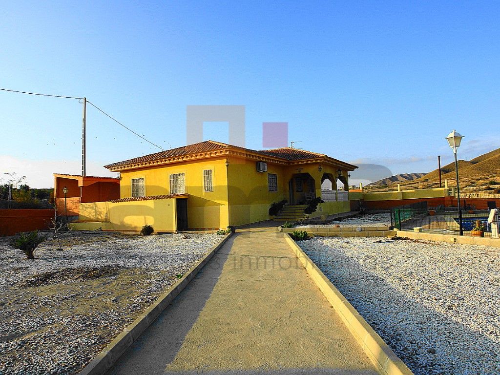 Vista exterior de Casa o xalet en venda en Zurgena amb Terrassa, Piscina i Forn