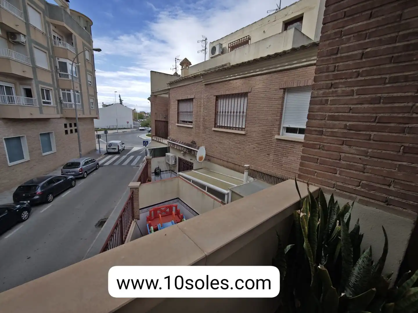 Vista exterior de Casa adosada en venda en Orihuela amb Aire condicionat, Calefacció i Jardí privat