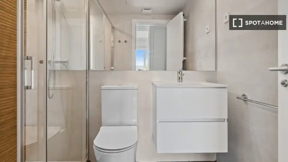 Bathroom of Flat for rent in Madrid  with Air Conditioner, Heating and Furnished
