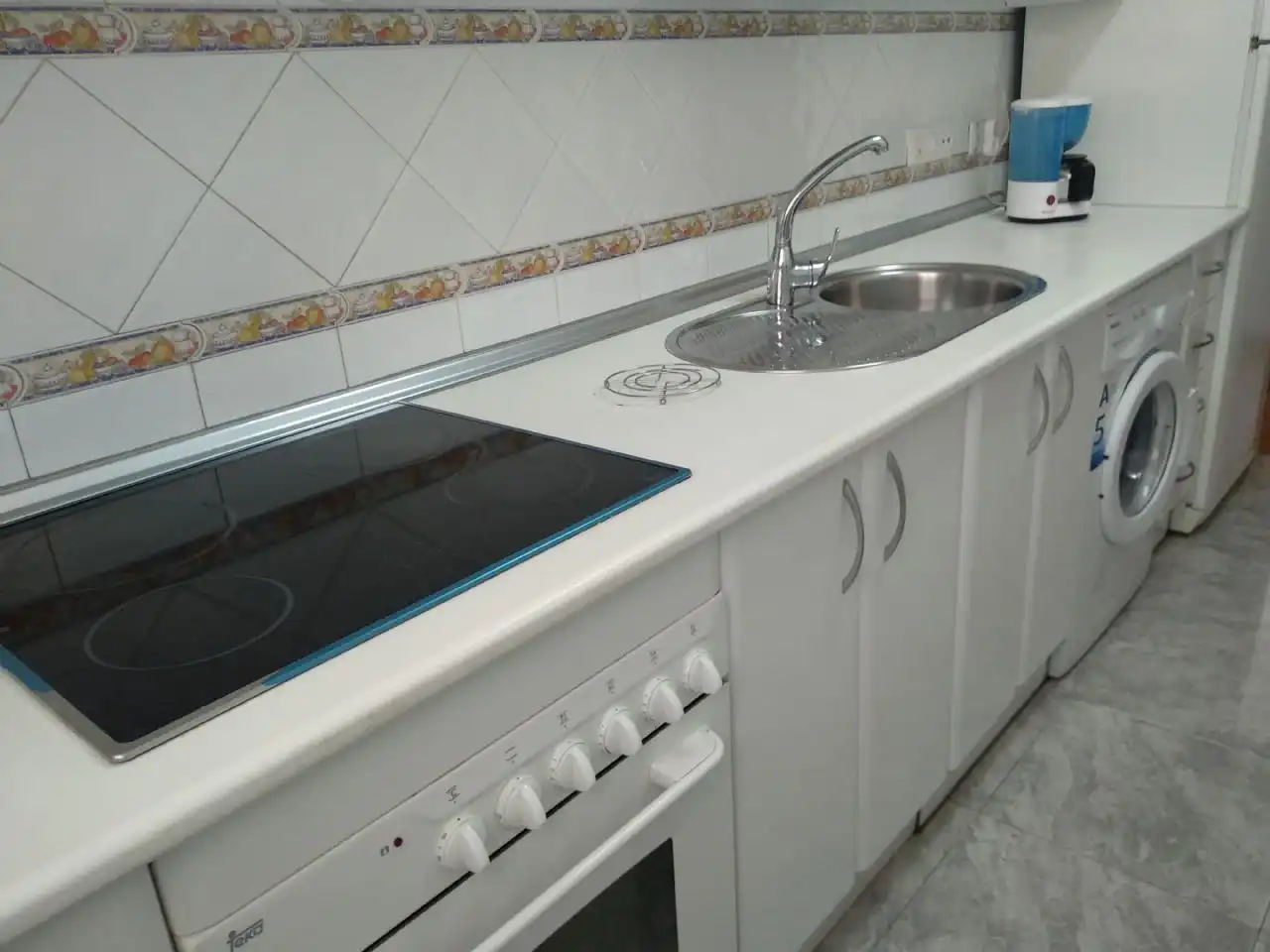 Cuina de Apartament de lloguer en Isla Cristina amb Aire condicionat, Terrassa i Moblat