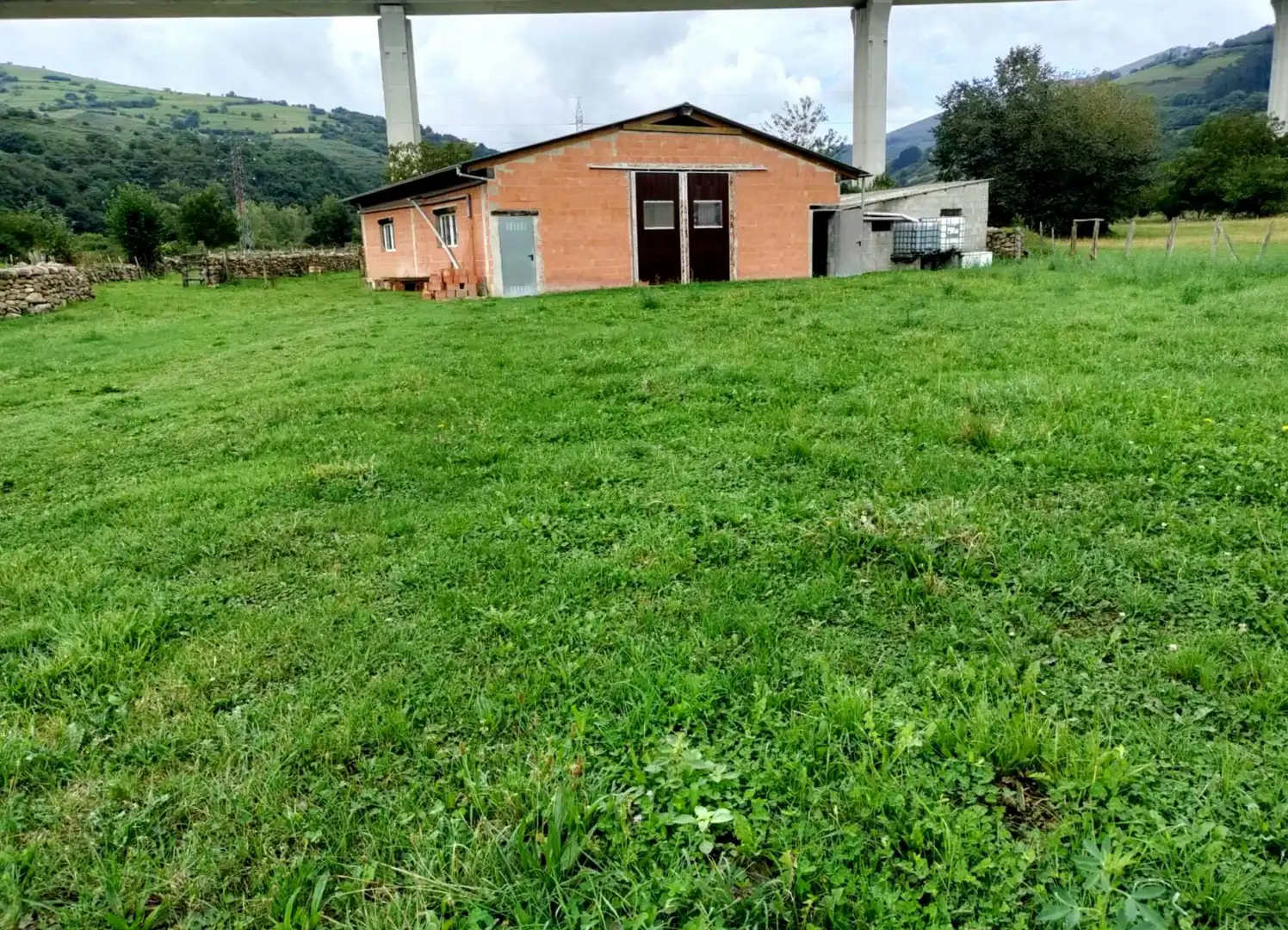 Vista exterior de Nave industrial en venta en Arenas de Iguña