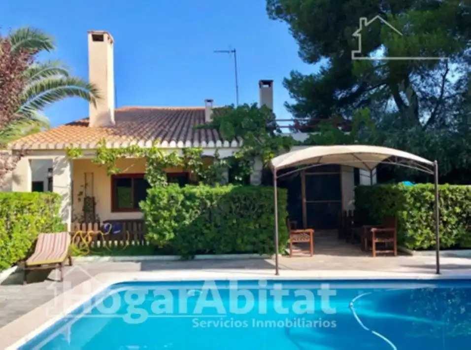 Villa con piscina in vendita a Avenida Las Moreras