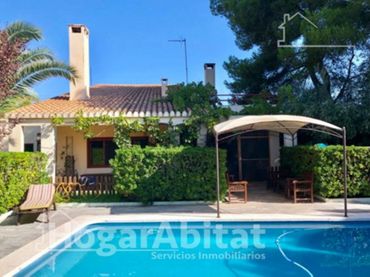 Xalet amb piscina en venda a Avenida Las Moreras