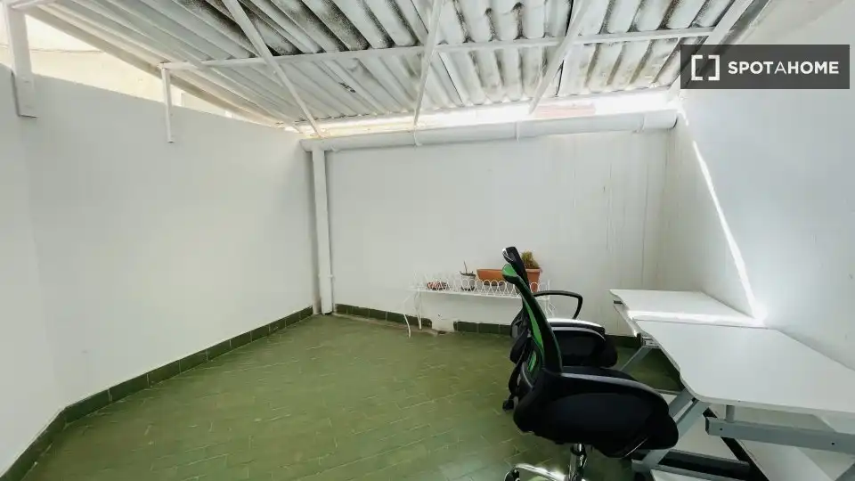 Flat for rent in Valencia  with Air Conditioner, Heating and Furnished
