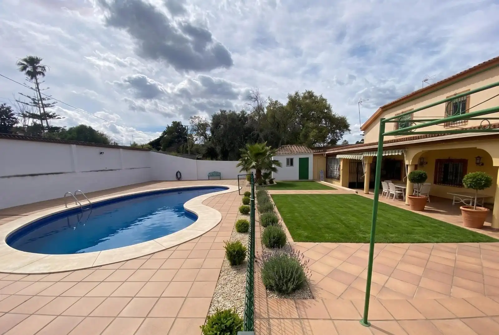 Swimming pool of Houses for sale in Algeciras