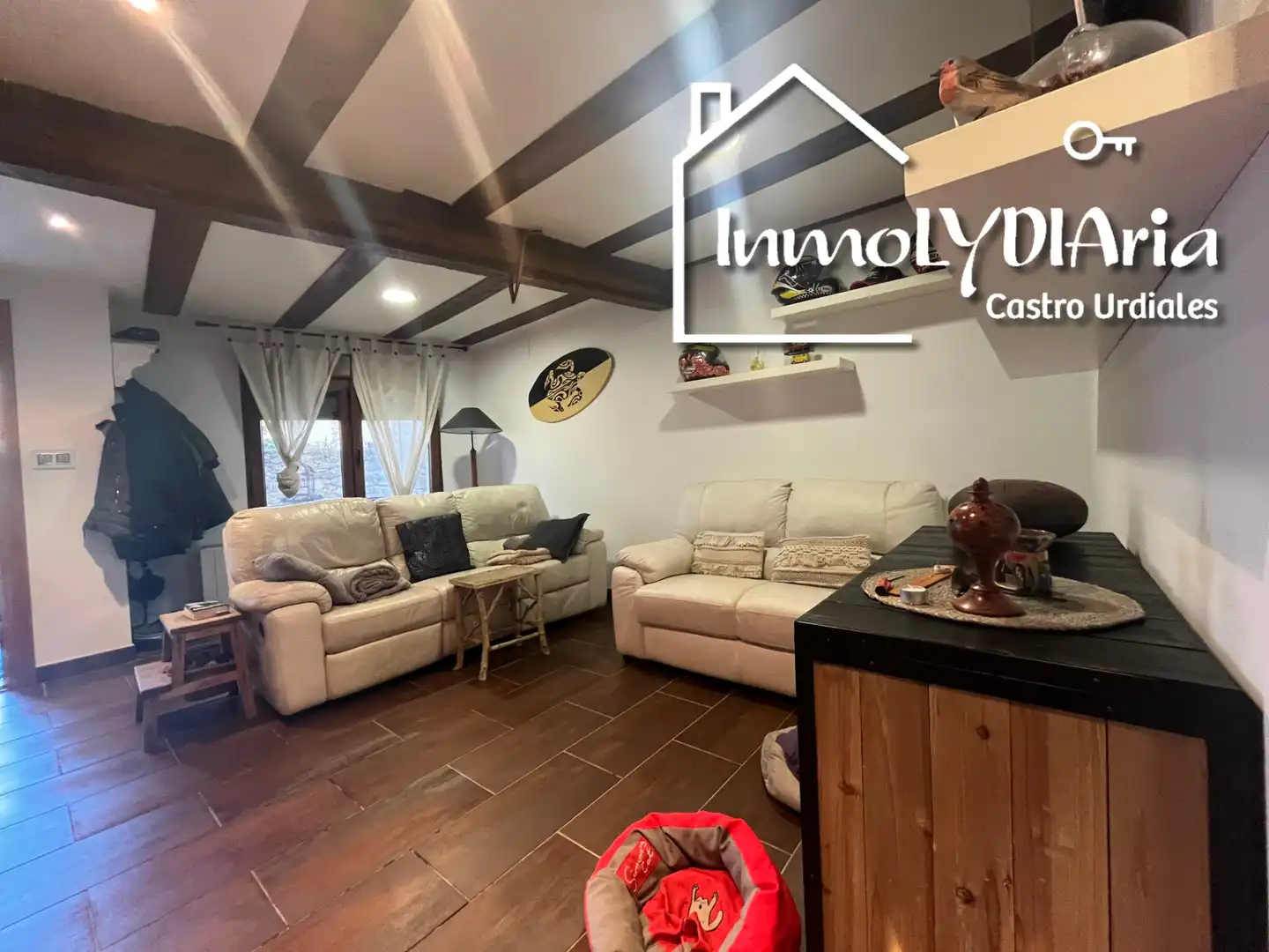 Sala de estar de Casa adosada en venta en Castro-Urdiales con Calefacción, Parquet y Terraza