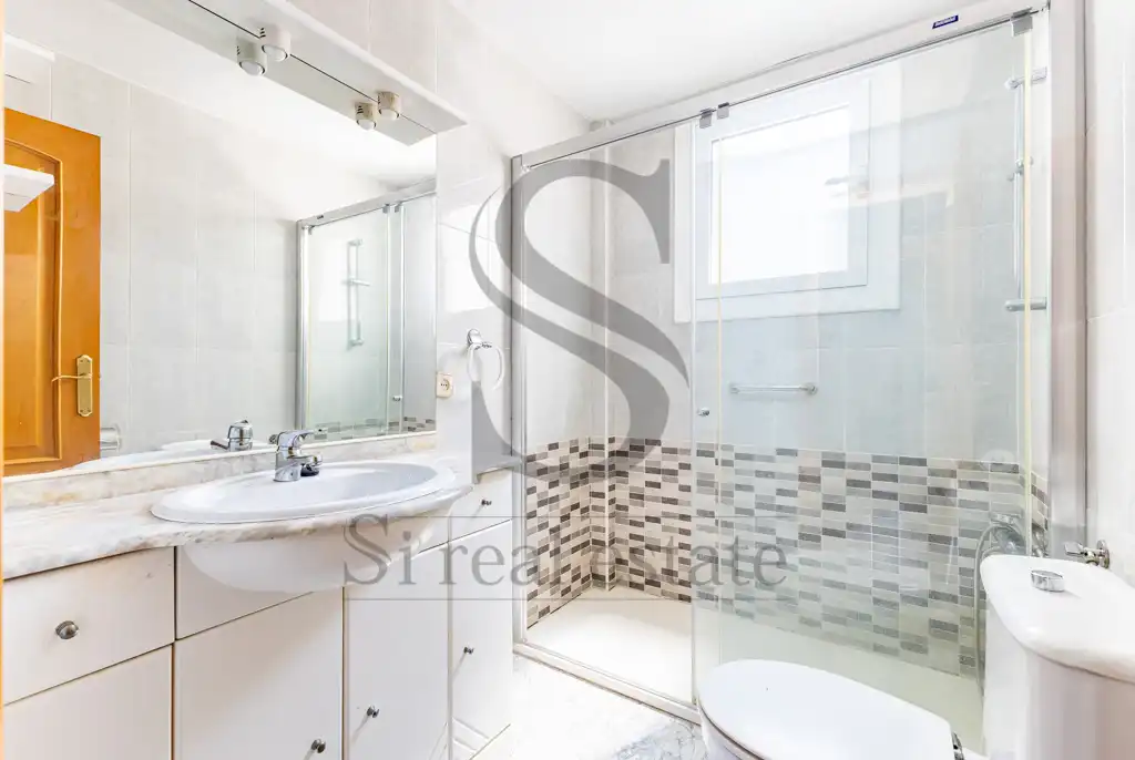 Baño de Ático en venta en Barcelona con Terraza y Horno