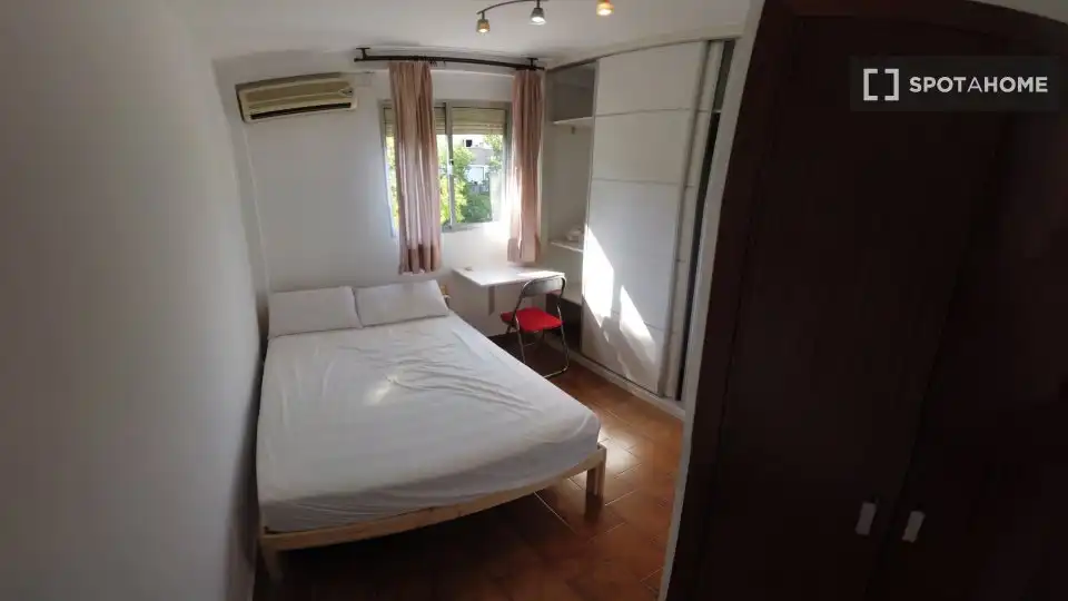 Dormitori de Apartament per a compartir en Sevilla amb Aire condicionat, Terrassa i Moblat