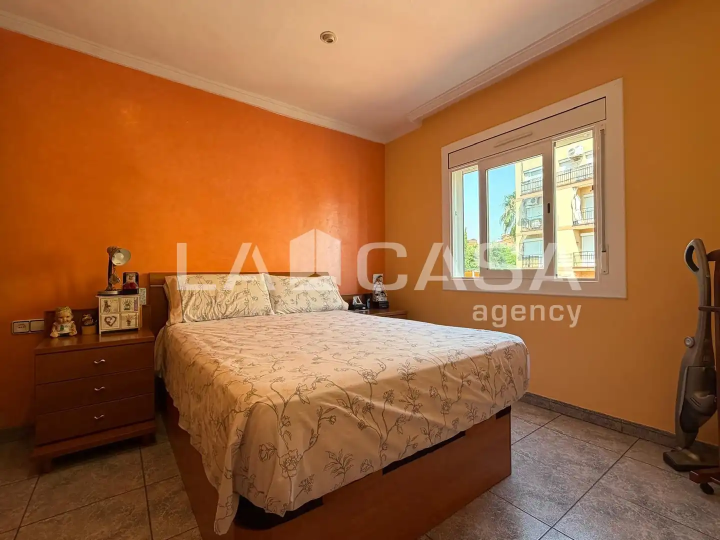 Habitación de Piso en venta en Santa Coloma de Gramenet con Amueblado, Horno y Balcón
