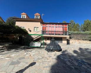 Vista exterior de Casa o xalet en venda en Burgohondo amb Calefacció, Jardí privat i Terrassa