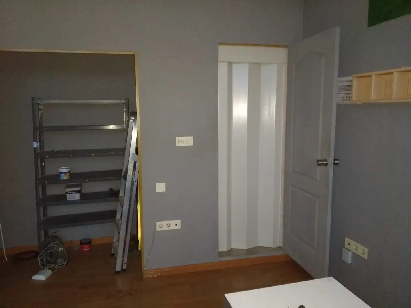 Habitación de Local de alquiler en Granada con Parquet