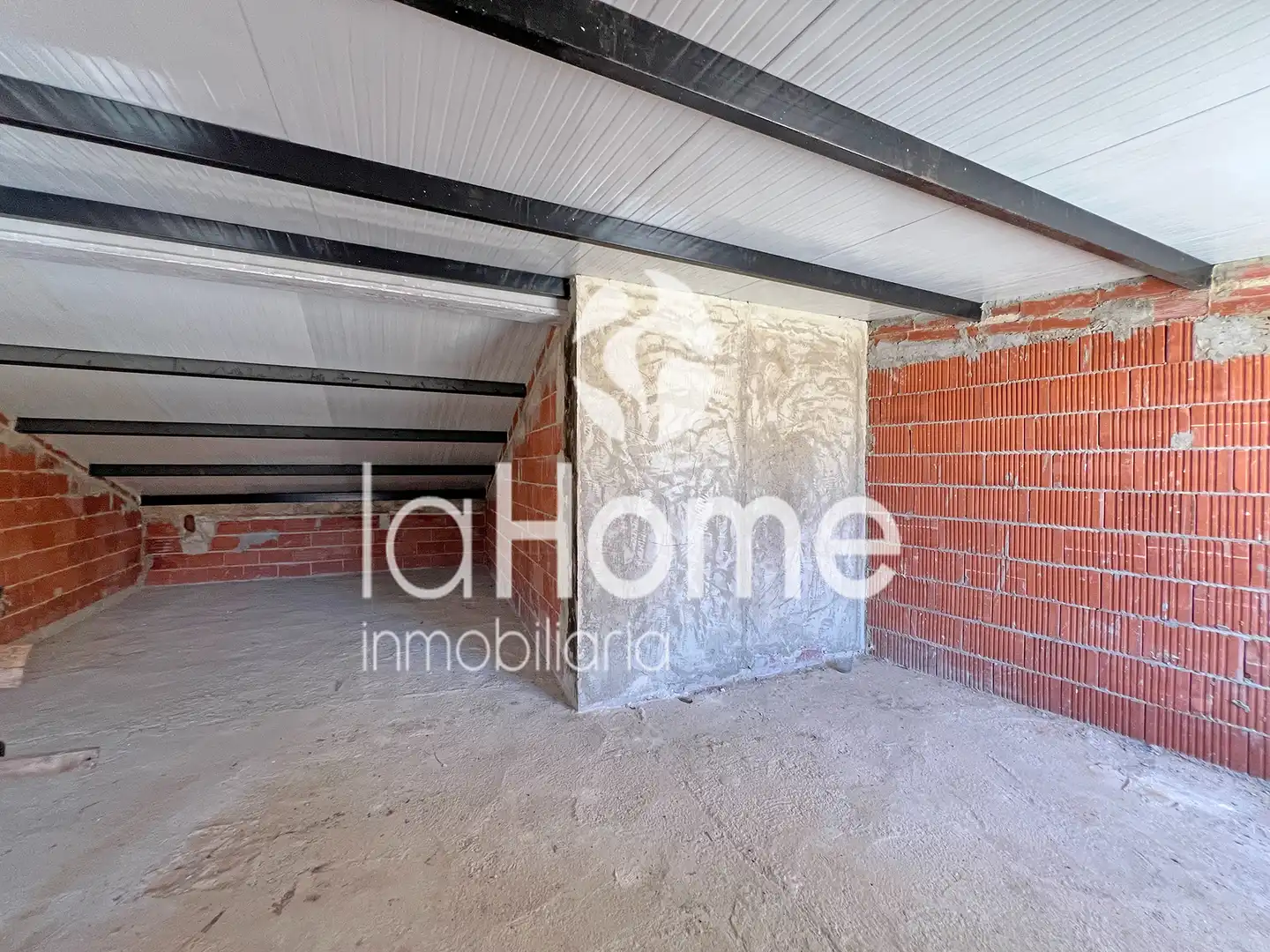 Houses for sale in La Pobla de Vallbona  with Terrace, Storage room and Balcony
