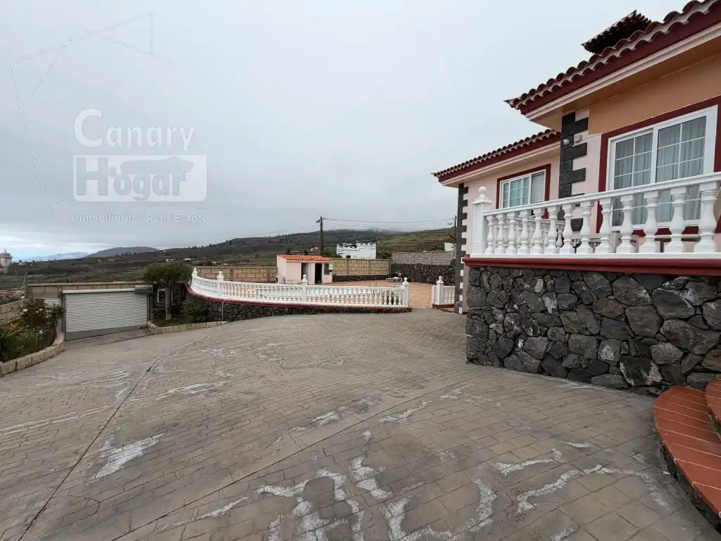 Vista exterior de Finca rústica en venda en Adeje amb Aire condicionat, Terrassa i Piscina