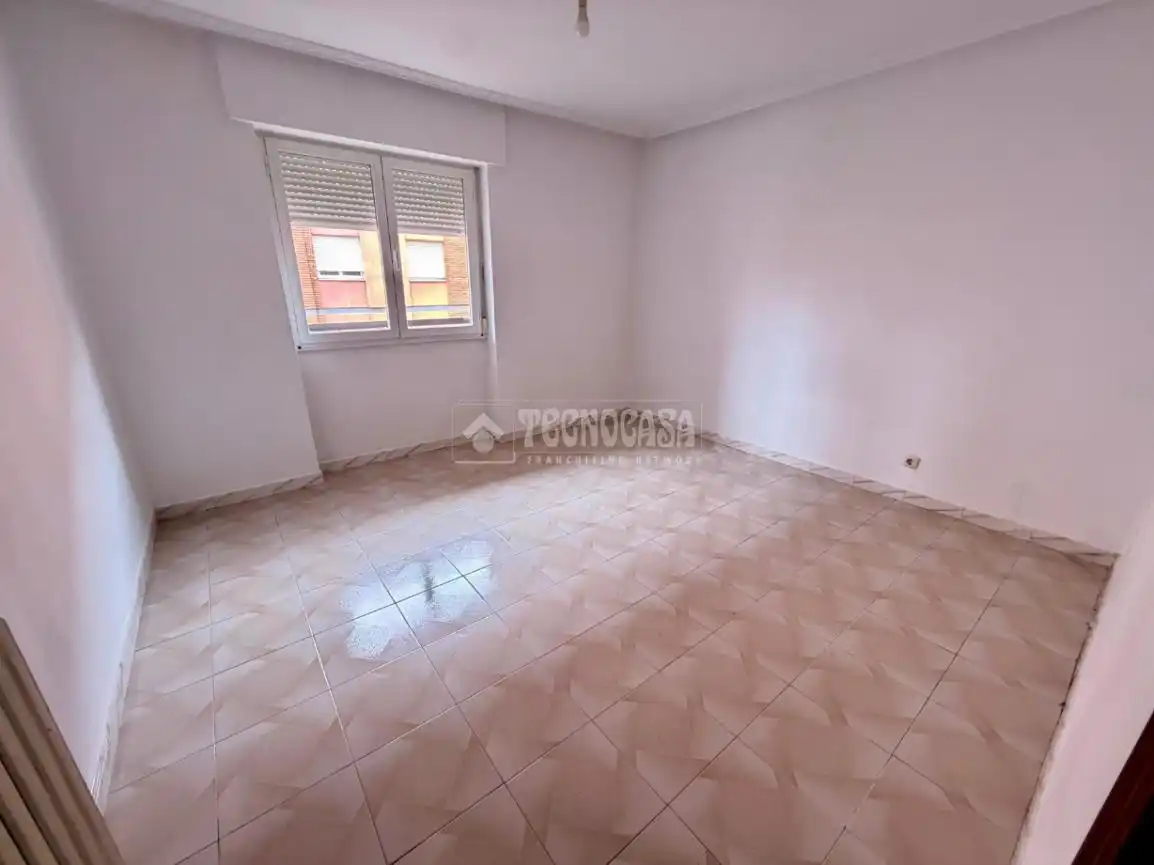 Habitación de Piso en venta en León Capital  con Calefacción, Terraza y Trastero