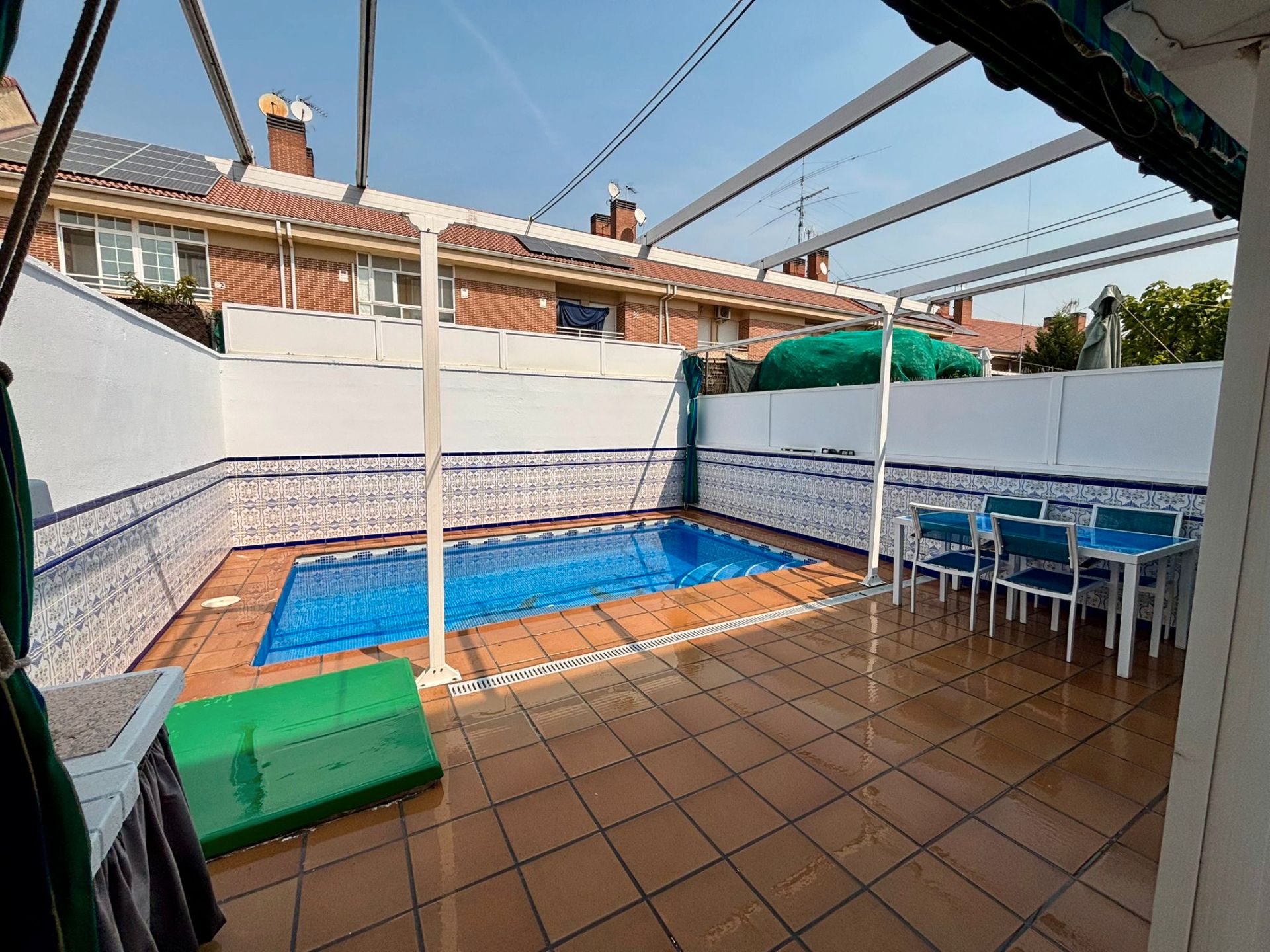 Piscina de Casa adosada en venda en Parla amb Aire condicionat, Calefacció i Jardí privat