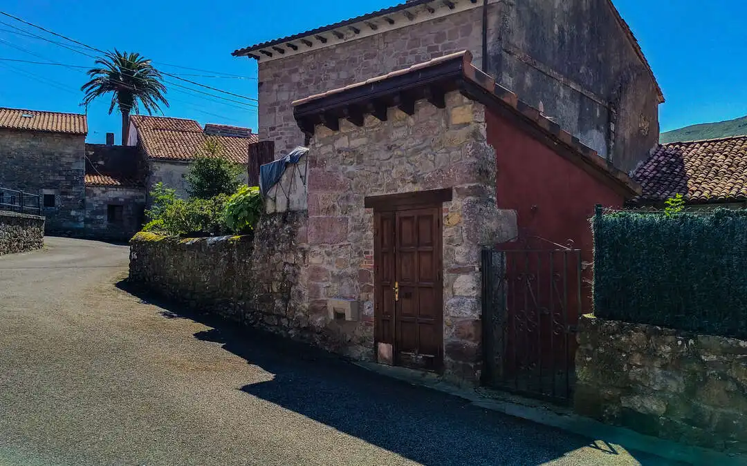Vista exterior de Casa adosada en venda en Valdáliga amb Calefacció, Traster i Moblat