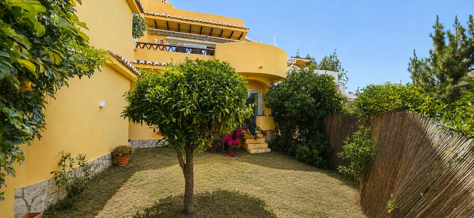 Vista exterior de Casa adosada en venta en Mijas con Aire acondicionado, Calefacción y Jardín privado