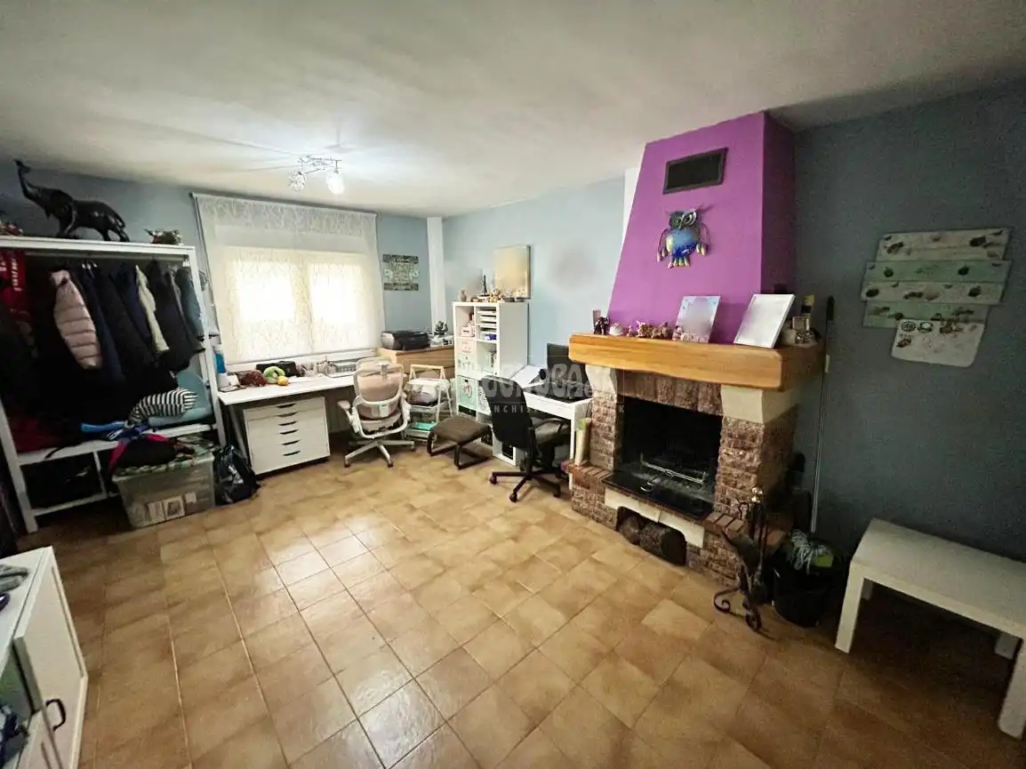 Sala d'estar de Casa adosada en venda en La Puebla de Alfindén amb Calefacció
