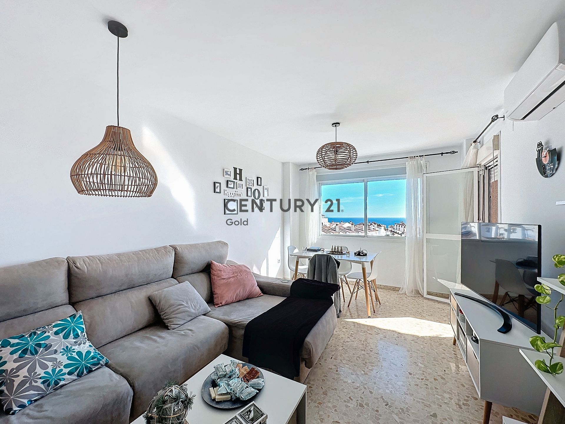 Living room of Flat for sale in Vélez-Málaga  with Terrace, Storage room and Furnished