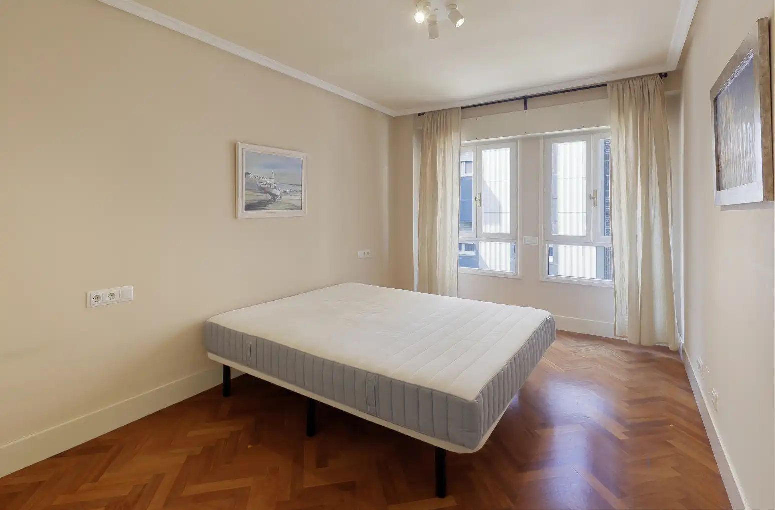 Dormitori de Pis en venda en Oviedo  amb Calefacció, Parquet i Traster