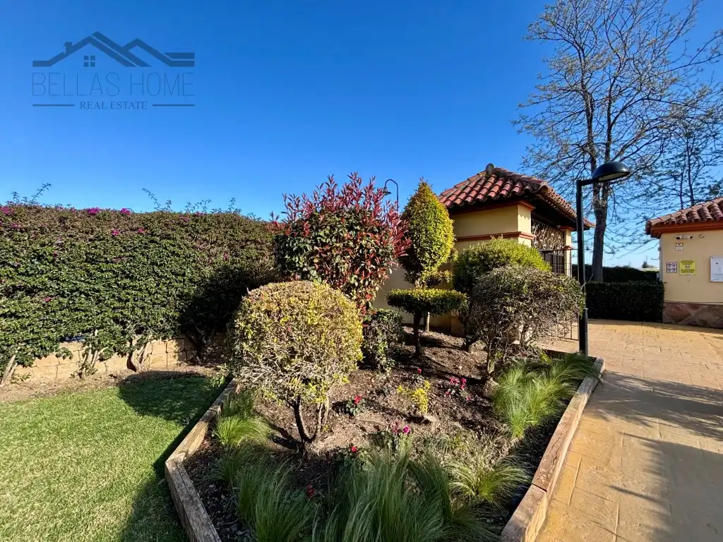 Vista exterior de Piso en venta en Estepona con Aire acondicionado, Terraza y Piscina
